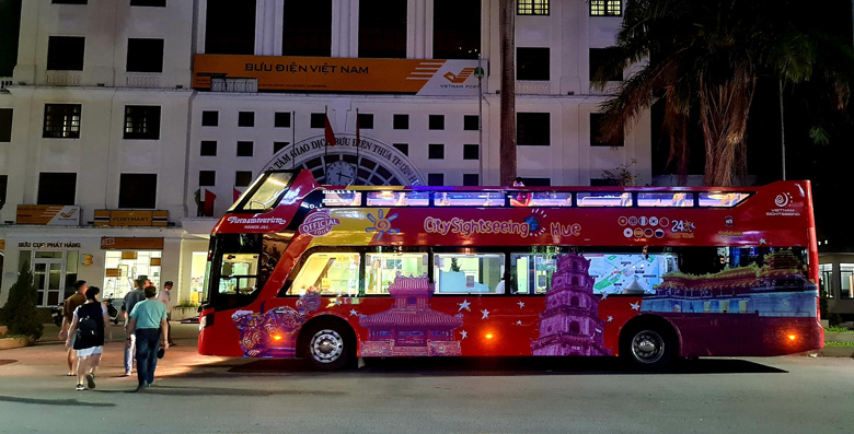3 chiếc xe ô tô buýt mui trần, hay còn gọi là ô tô du lịch thoáng nóc sẽ được đưa vào phục vụ du khách thăm quan thành phố Đà Lạt cả ban ngày và đêm