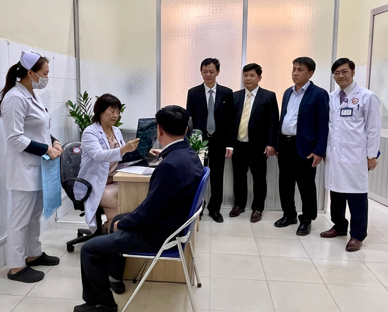 Phòng khám nội cơ xương khớp BVĐK Lâm Đồng khám cho bệnh nhân đầu tiên