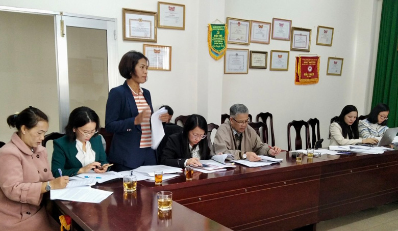 Công chức Tư pháp - Hộ tịch xã Tà Nung trao đổi ý kiến tại buổi kiểm tra, khảo sát tại Tà Nung
