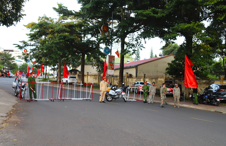 Cán bộ, chiến sĩ Công an TP Bảo Lộc chốt chặn đảm bảo an ninh trật tự, an toàn giao thông tại các chốt vòng ngoài