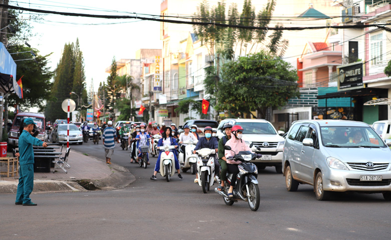 Càng về tối, đường phố Bảo Lộc càng đông đúc, nhộn nhịp