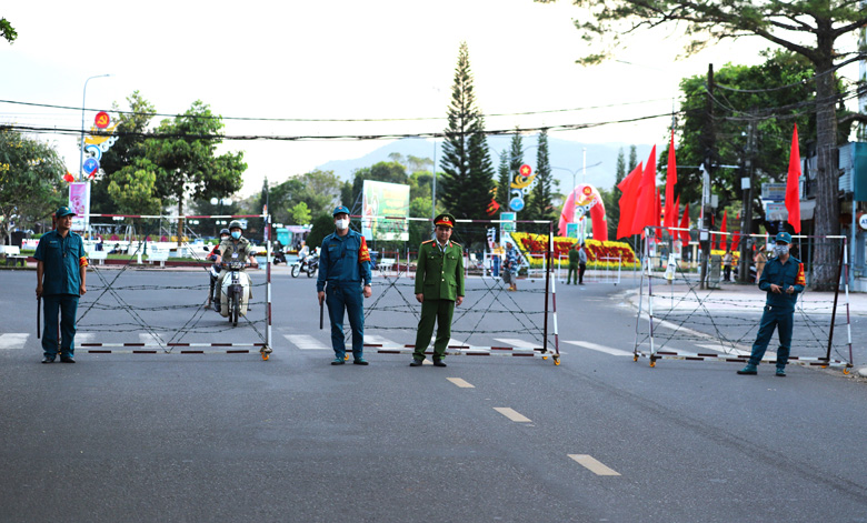 Lực lượng dân phòng tham gia đảm bảo an ninh trật tự khu vực quảng trường 28 Tháng 3