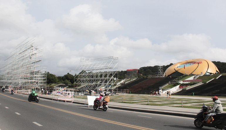 Sân khấu khai mạc Festival Hoa Đà Lạt lần thứ IX - 2022 đang khẩn trương được lắp đặt và hoàn thành trước ngày 16/12