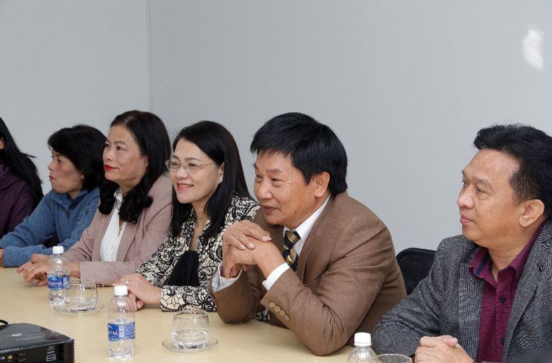 Ban Thường vụ HNB Lâm Đồng: Ông Lê Văn Tòa - Chủ tịch Hội (thứ 2 từ phải sang) - bà Hồ Lan (thứ 3 từ phải sang) và ông Nguyễn Tấn Lộc (đầu tiên bên phải) - Phó Chủ tịch Hội
