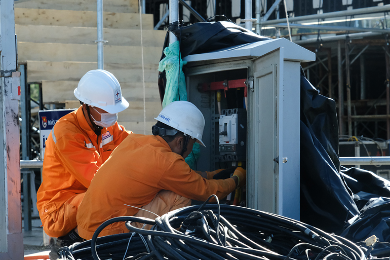 Cán bộ kỹ thuật Điện lực Đà Lạt kiểm tra các tủ điện cấp điện phục vụ các chương trình diễn ra tại Quảng trường Lâm Viên