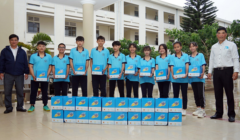Học sinh Lâm Đồng được hỗ trợ bóng đá để phát triển giáo dục toàn diện