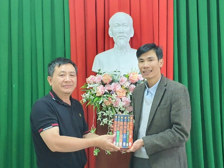 Ông Trần Trường San – Giám đốc Thư viện Lâm Đồng tiếp nhận bộ tiểu thuyết Hồ sơ lửa do nhà văn Lại Văn Long trao tặng