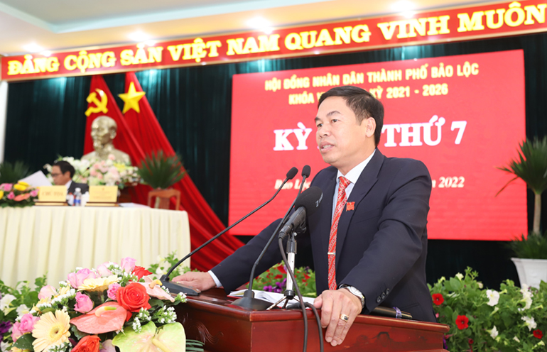 Ông Nghiêm Xuân Đức – tân Chủ tịch HĐND TP Bảo Lộc khóa VI phát biểu nhận nhiệm vụ