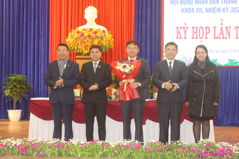 Lãnh đạo Thành ủy – UBND thành phố tặng hoa chúc mừng đồng chí Đặng Quang Tú trúng cử chức danh Chủ tịch HĐND thành phố khóa XII