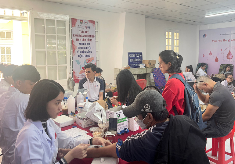 Đoàn viên, thanh niên Đoàn Khối doanh nghiệp tỉnh tham gia hiến máu