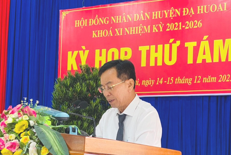 Đồng chí Nguyễn Quý Mỵ - Bí thư Huyện ủy, Chủ tịch HĐND huyện Đạ Huoai phát biểu tại kỳ họp