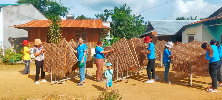 Phụ nữ DTTS huyện Đam Rông trao đổi kiến thức nuôi tằm