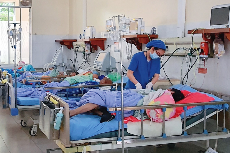 Điều dưỡng đang chăm sóc bệnh nhân tại Khoa Hồi sức tích cực - Chống độc của BVĐK Lâm Đồng