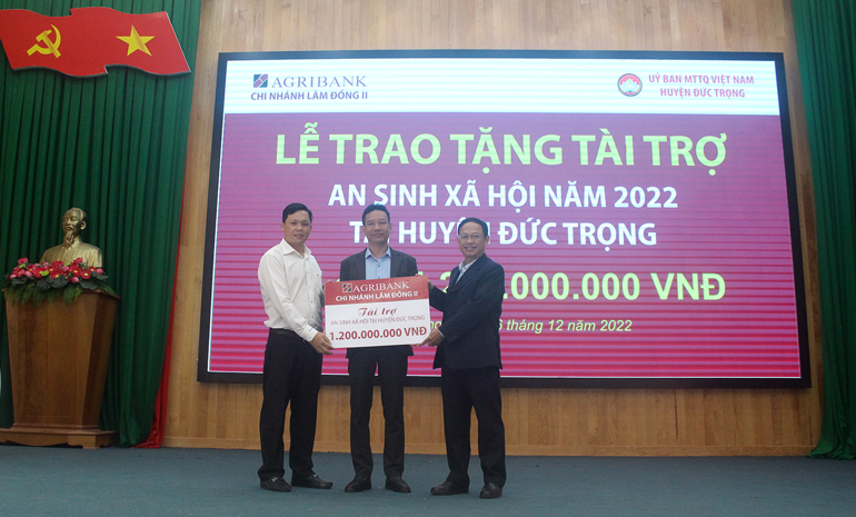 Đại diện lãnh đạo MTTQ huyện Đức Trọng và Phòng Giáo dục - Đào tạo huyện tiếp nhận tài trợ từ Ngân hàng Agribank Chi nhánh Lâm Đồng II