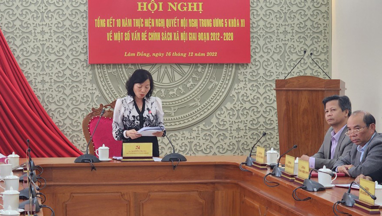 Phó Trưởng Ban Tuyên giao Tỉnh ủy Lâm Đồng Nguyễn Thị Mỵ trình bày báo cáo tham luận tại hội nghị