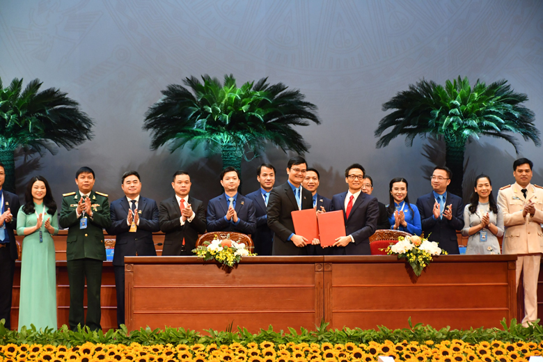 Phó Thủ tướng Vũ Đức Đam và Bí thư thứ nhất Trung ương Đoàn Bùi Quang Huy đại diện ký kết Nghị quyết liên tịch giữa Chính phủ và Ban Chấp hành Trung ương Đoàn giai đoạn 2022 - 2027