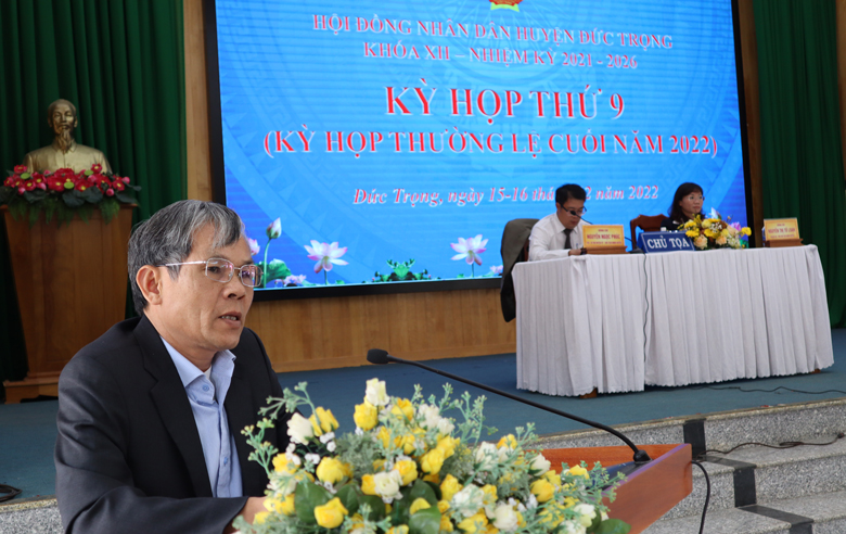 Đồng chí Nguyễn Văn Cường – Chủ tịch UBND huyện, giải trình và tiếp thu ý kiến của các đại biểu