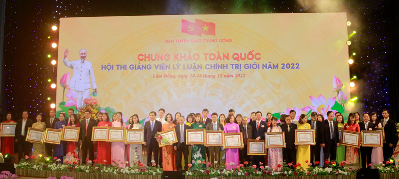 Ban Tổ chức, Ban Giám khảo và lãnh đạo tỉnh Lâm Đồng chụp hình lưu niệm với các thí sinh dự thi