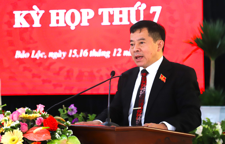 Đồng chí Nguyễn Văn Phương - Chủ tịch UBND TP Bảo Lộc tiếp thu, giải trình ý kiến chất vấn của các đại biểu HĐND