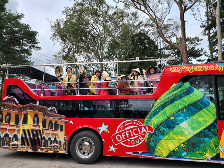 Du khách trải nghiệm bằng xe buýt thoáng nóc City Sightseeing Đà Lạt