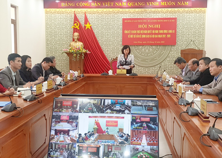Phó Trưởng Ban Tuyên giáo Tỉnh ủy Lâm Đồng Nguyễn Thị Mỵ trình bày báo cáo tham luận tại hội nghị