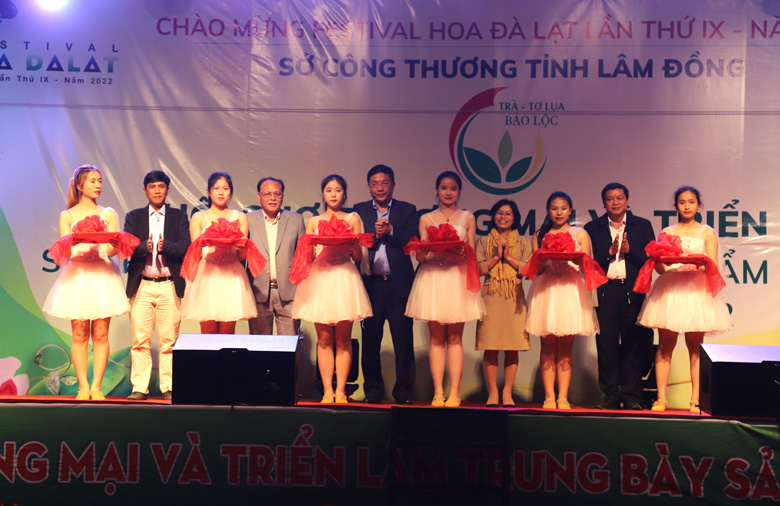Bảo Lộc: Khai mạc Hội chợ thương mại, triển lãm chào mừng Festival Hoa Đà Lạt