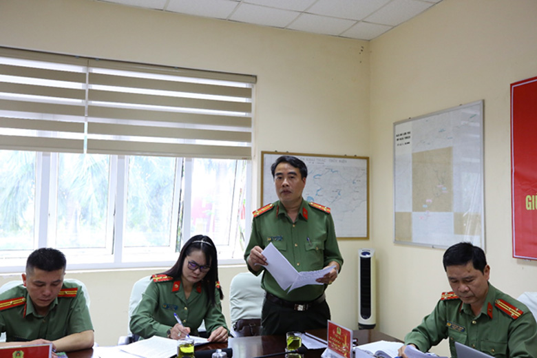 Thượng tá Hoàng Anh Tuấn - Phó Trưởng phòng An ninh kinh tế trình bày báo cáo sơ kết 2 năm thực hiện Quy chế phối hợp giữa hai đơn vị