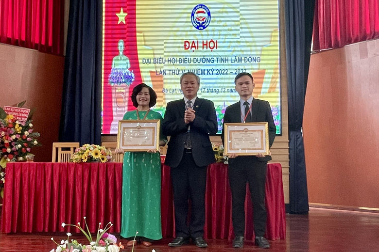 Ông Đường Anh Ngữ -Phó Chủ tịch Thường trực Ủy ban MTTQ Việt Nam tỉnh tặng bằng khen của Hội Điều Dưỡng Việt Nam cho 2 tập thể