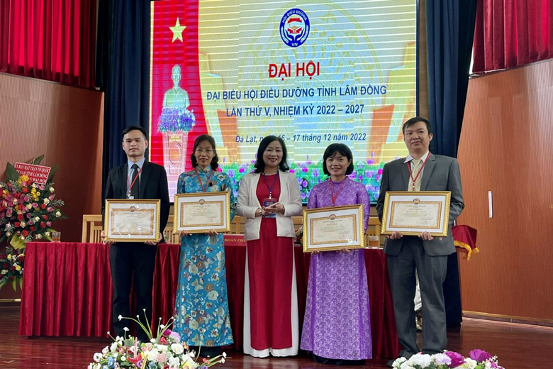 Lãnh đạo Liên đoàn Lao động tỉnh tặng Bằng khen của Hội Điều dưỡng Việt Nam cho các cá nhân có thành tích xuất sắc