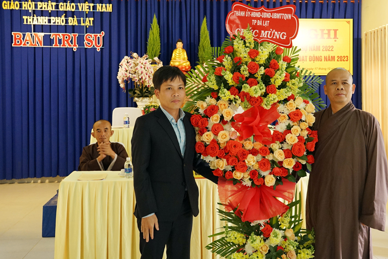 Thượng tọa Thích Vạn Trí nhận lẵng hoa chúc mừng của Thành ủy, HĐND, UBND, Mặt trận thành phố Đà Lạt nhân dịp tổng kết hoạt động Phật sự năm 2022