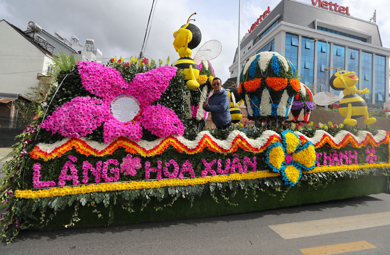 Một xe hoa của Làng hoa Xuân Thành trang trí bắt mắt diễu hành gây ấn tượng với người dân, du khách