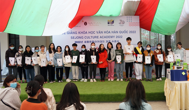 Trao Chứng nhận học tiếng Hàn cho các học viên