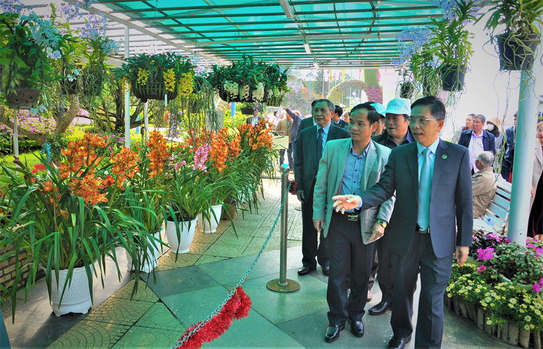 Các đại biểu tham quan trưng bày hoa lan tại Vườn hoa thành phố Đà Lạt