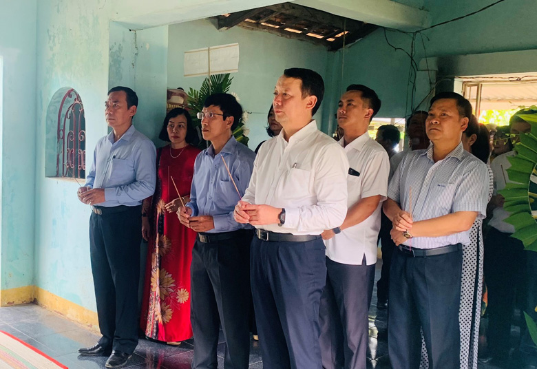Các đồng chí lãnh đạo TP Huế và lãnh đạo huyện Đạ Tẻh thắp hương tưởng niệm các đồng chí cựu TNXK đã hy sinh trong thời gian thực hiện nhiệm vụ