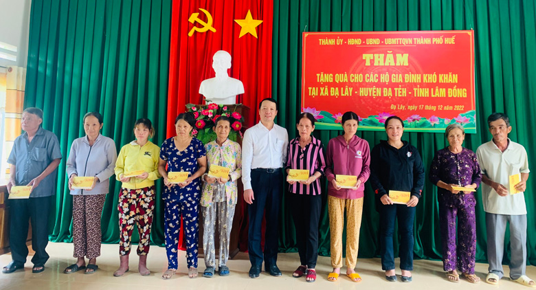 Đồng chí Phan Thiên Định – Uỷ viên Ban Thường vụ Tỉnh ủy, Bí thư Thành ủy, Chủ tịch HĐND TP Huế tặng quà cho người dân tại xã Đạ Lây