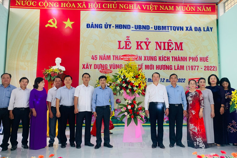 Các đồng chí lãnh đạo TP Huế, lãnh đạo huyện Đạ Tẻh tặng hoa chúc mừng