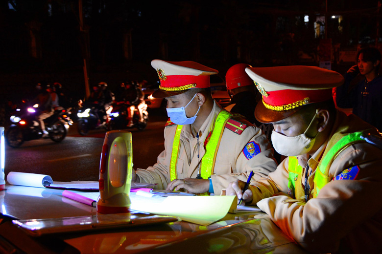 Cán bộ Phòng Cảnh sát giao thông lập biên bản 1 trường hợp tài xế vi phạm nồng độ cồn khi điều khiển xe ô tô trên đường Hùng vương tối 16/12