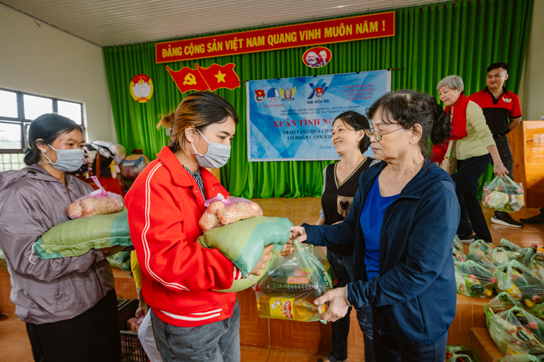 Tặng quà cho các hộ dân có hoàn cảnh khó khăn tại thị trấn Di Linh