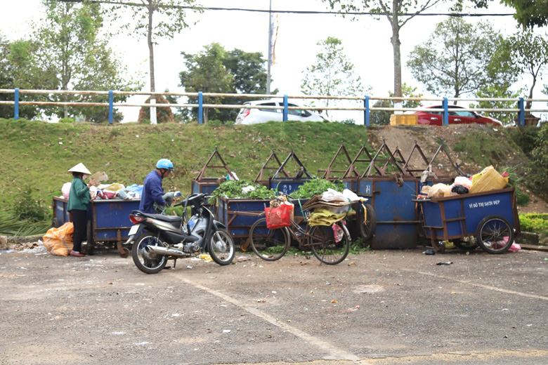 Những trường hợp người dân đổ bỏ rác thải sinh hoạt ra đường sai thời gian quy định sẽ bị xử phạt vi phạm hành chính