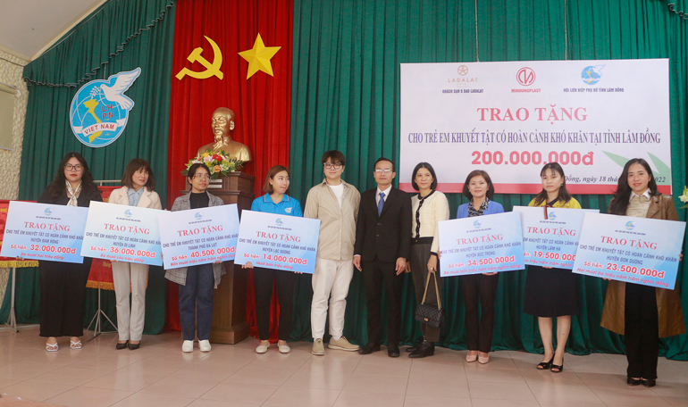 Đại diện các nhà tài trợ trợ trao biểu trưng số tiền tặng quà trẻ em khuyết tật cho Hội LHPN các huyện, thành phố trên địa bàn tỉnh