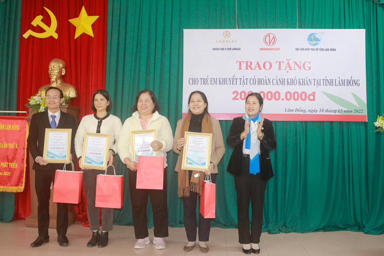 Bà Phạm Thị Ánh Tuyết – Chủ tịch Hội LHPN tỉnh trao thư cảm ơn cho các nhà tài trợ