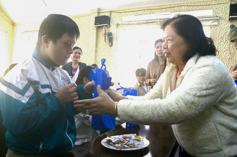 Đại diện Nhóm cựu cán bộ Trung ương Đoàn TNCS Hồ Chí Minh tại TP Hồ Chí Minh tặng quà cho trẻ em khuyết tật
