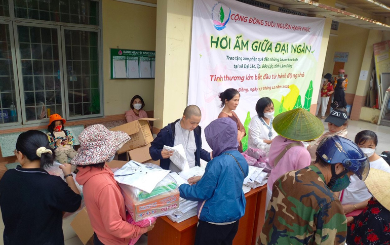 Các nhà hảo tâm tổ chức chương trình trao tặng quà Tết cho người dân xã Đại Lào
