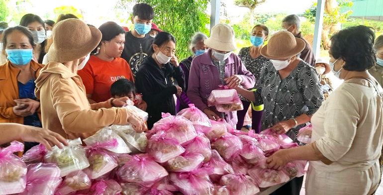 Đoàn Phật tử trao tặng 250 suất cơm miễn phí cho bệnh nhân khó khăn