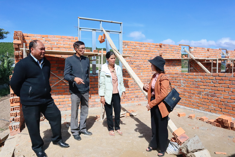 Chị Hàn Nai Vụ (thứ 2 từ phải sang) trong ngôi nhà sắp được hoàn thành từ sự hỗ trợ của Quỹ “Vì người nghèo”