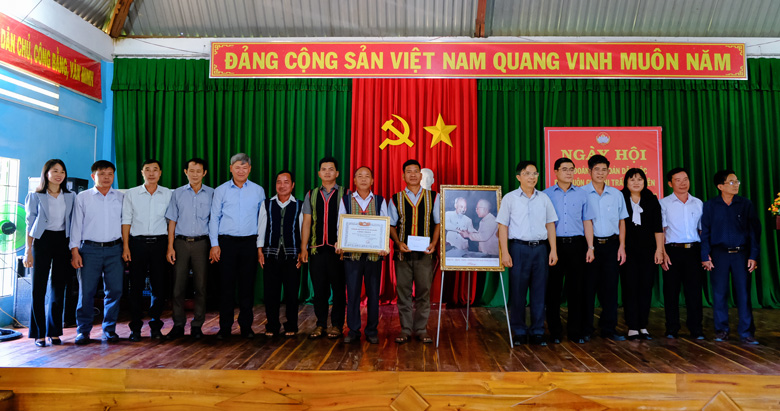 Đại diện lãnh đạo tỉnh và huyện Cát Tiên trao tặng danh hiệu “Khu dân cư kiểu mẫu” cho đại diện bản Buôn Go