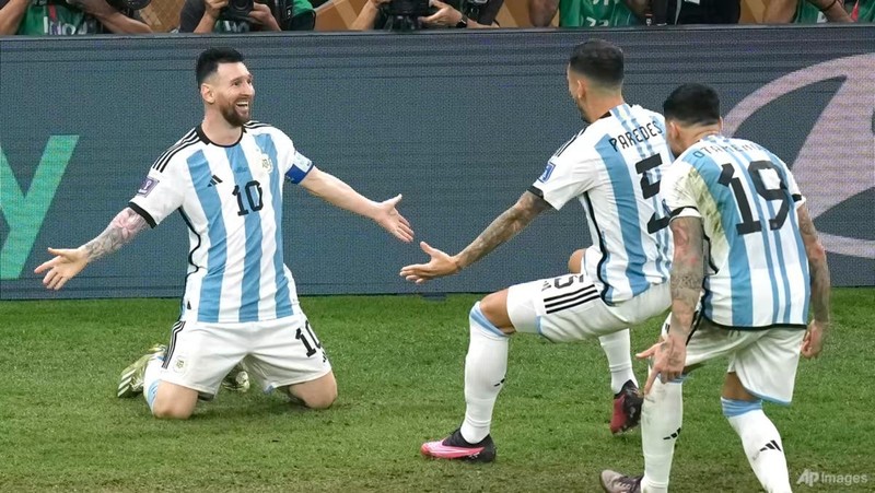 Lionel Messi ăn mừng cùng đồng đội sau khi ghi bàn thắng thứ 3 cho Argentina