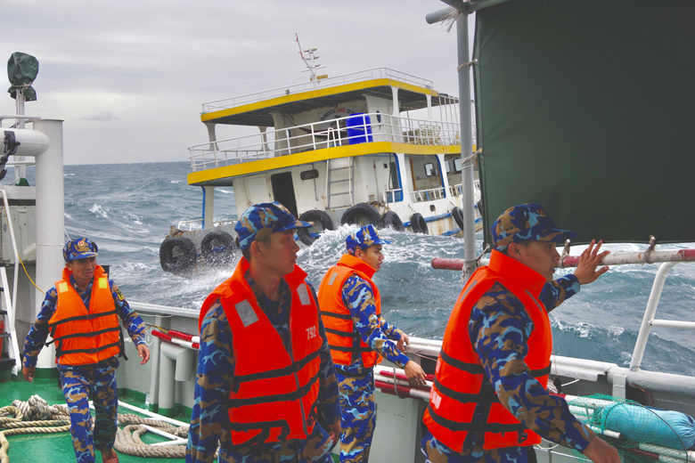 Vùng 5 Hải quân kịp thời cứu nạn tàu khách bị trôi dạt