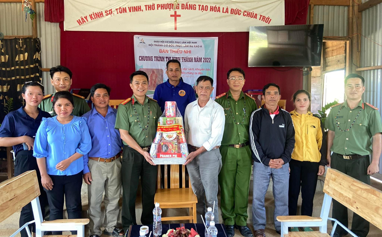 Đoàn công tác Công an huyện Đam Rông chúc mừng các cơ sở tôn giáo dịp Giáng sinh