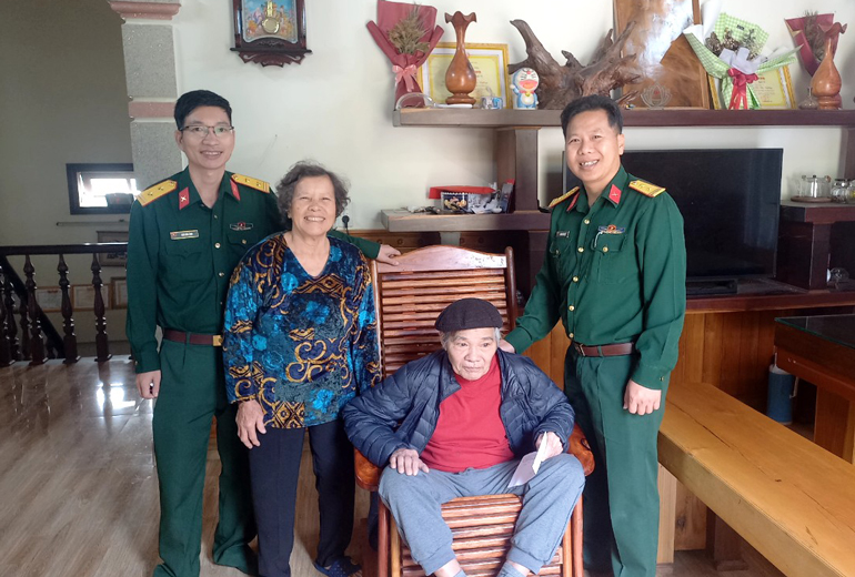 Lãnh đạo Đảng ủy, Ban chỉ huy Quân sự huyện Đam Rông thăm hỏi gia đình ông Dương Mạc Kỳ, cán bộ quân đội nghỉ hưu tại xã Liêng Srônh